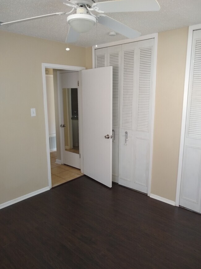 Building Photo - 511 Solar Dr