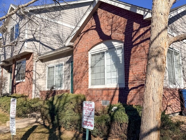 Building Photo - End-Unit Townhome in Littleton