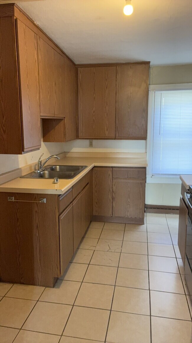 Building Photo - 3 Bed 1 Bath close to UWEC! Available June 1st