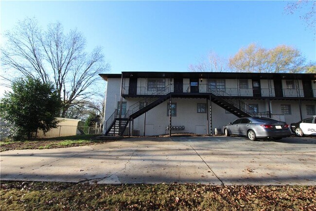 Building Photo - 514 Clover Dr