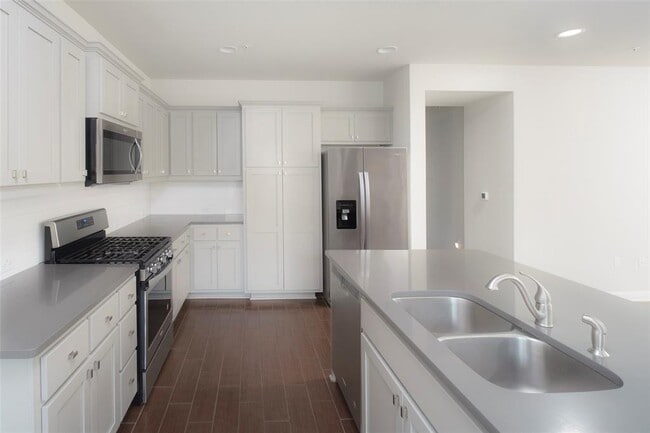 Building Photo - 13800 Lyndhurst St