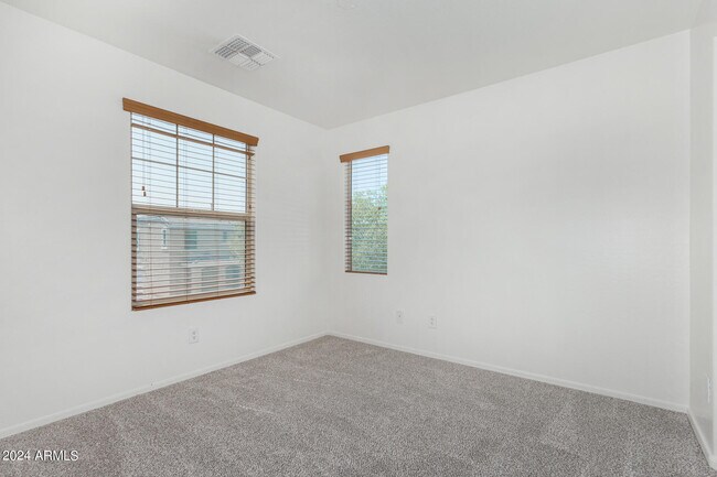 Building Photo - 2261 S Ponderosa Dr