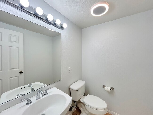 Building Photo - Beautiful 3BD/2.5BA W/ Attached Garage and In-Unit Laundry in Pacific Beach!