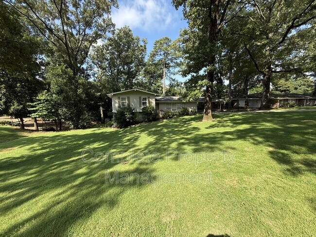 Building Photo - 3153 Woodhaven Dr