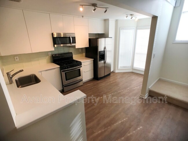 Building Photo - 1104 Riverview Dr