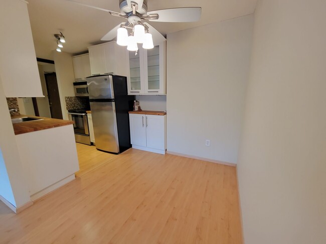 Building Photo - Newly Updated 1 Br/1 Ba Condo w/Hdwd Flrs,...