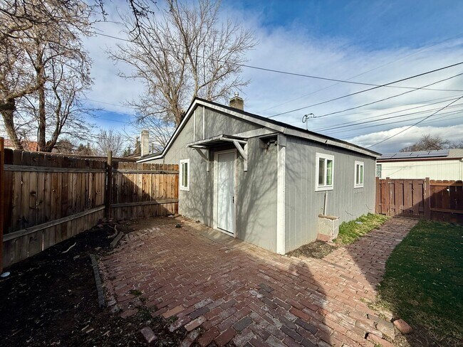 Building Photo - YOU DON'T WANT TO MISS THIS HOME THAT IS WALKING DISTANCE FROM DOWNTOWN REDMOND!!