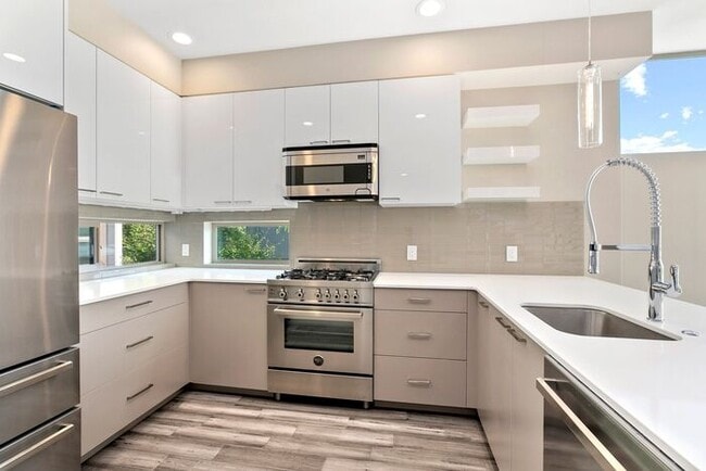 Building Photo - Elegant Mt. Baker End Unit Townhome with AIR CONDITIONING