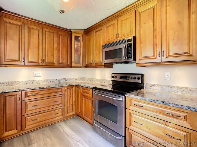 Building Photo - 1370 Cottonwood Cir