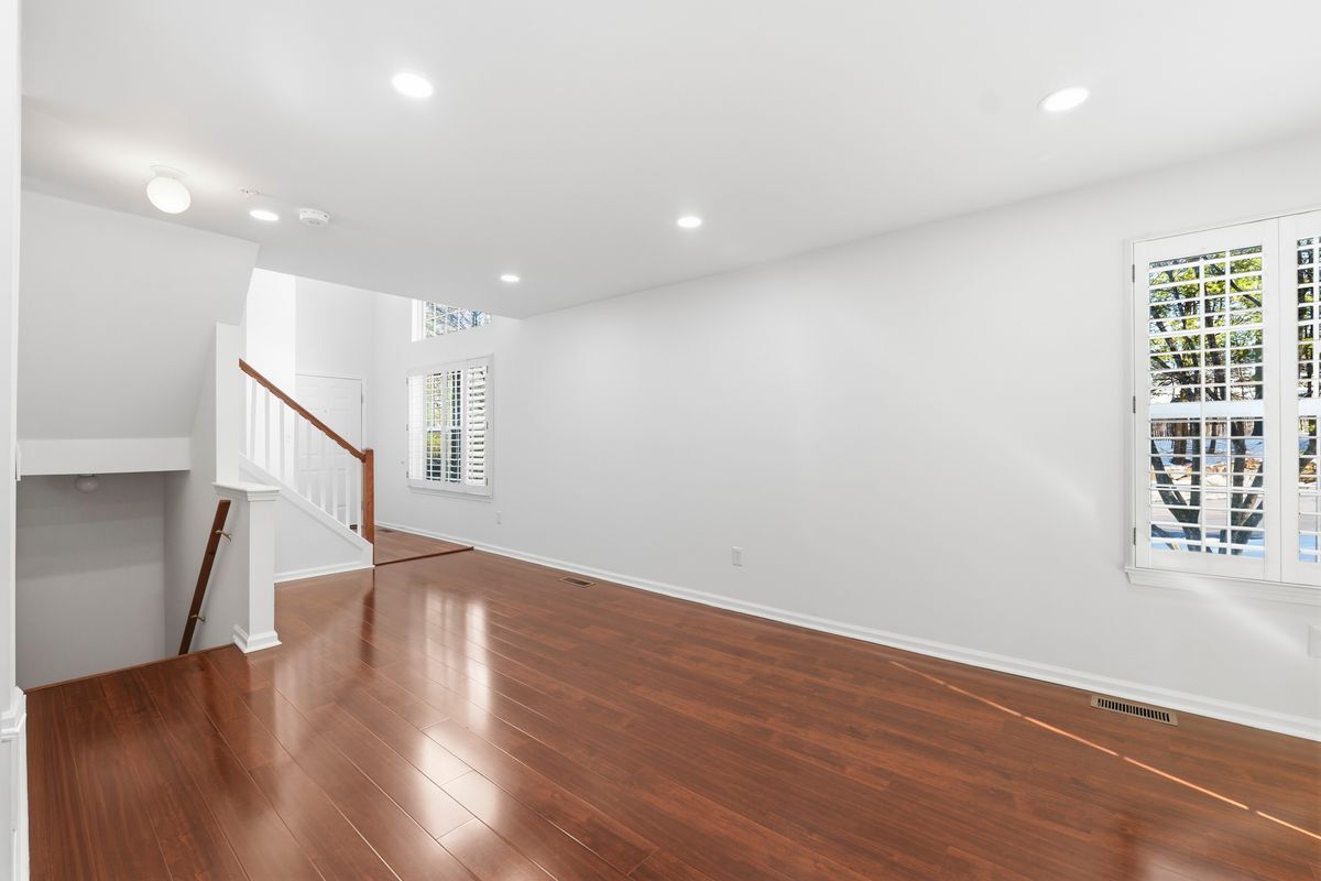 Building Photo - 402 Dalton Ct