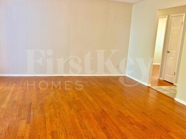 Building Photo - 2275 Glenoro Dr