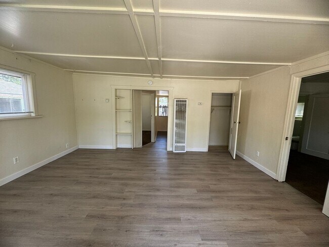 Building Photo - 2 Bedroom Home With A Spacious Yard