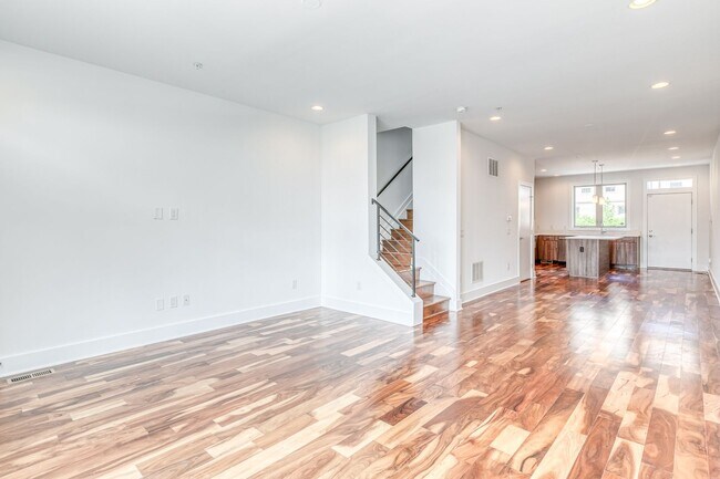 Building Photo - Queen Village Townhome with Parking
