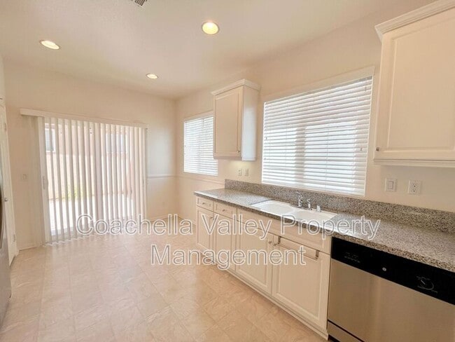 Building Photo - 532 Calle Vibrante