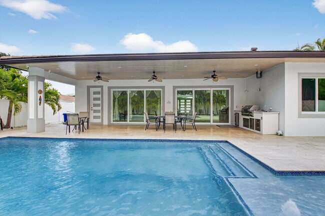 Building Photo - 711 NE 6th St