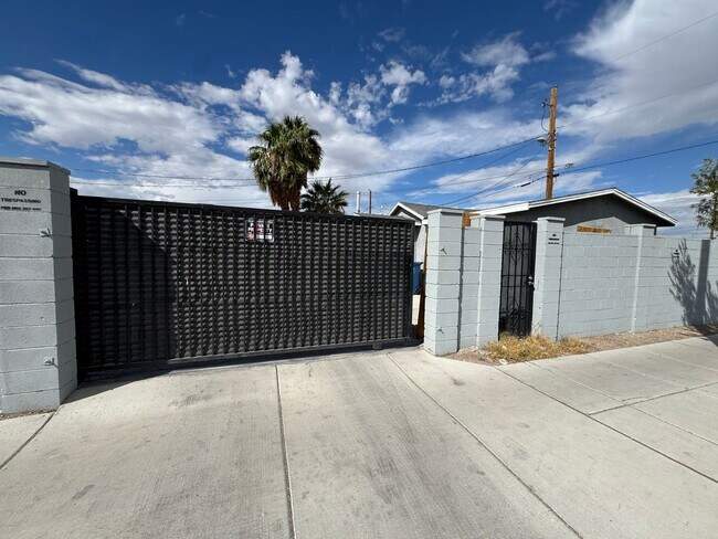 Building Photo - 602 W McWilliams Ave