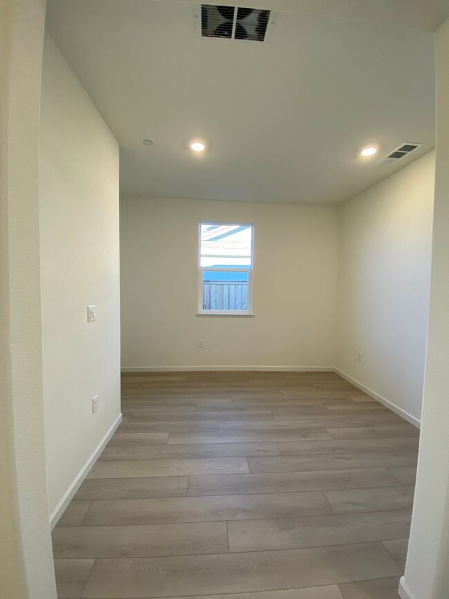 Building Photo - Available NOW - Beautiful and NEW 4 bed / ...