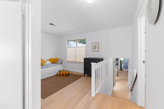 Building Photo - Spacious 2 Bed, 2 Bath Condo Near Downtown...