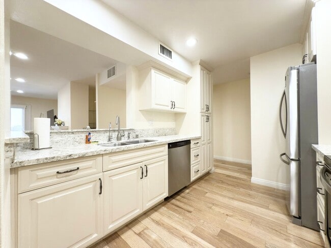 Building Photo - Upgraded Condo in La Costa!
