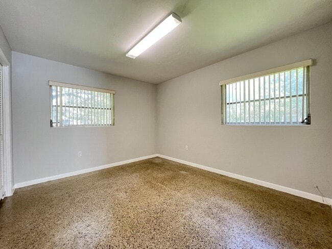 Building Photo - *Charming 2-Bedroom Bungalow with Fenced Backyard*