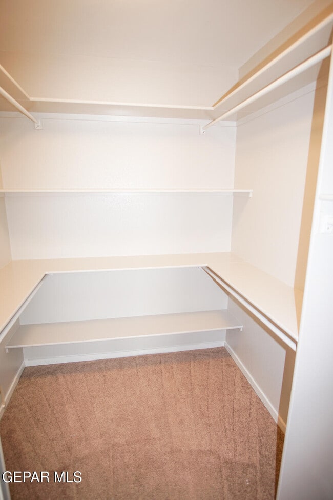 Building Photo - 4200 Camelot Heights Dr