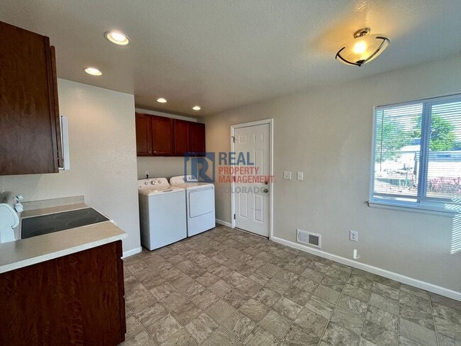 Building Photo - 990 Newark St