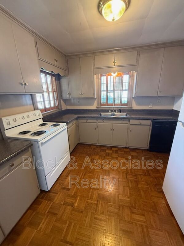 Building Photo - 227 Lexington Rd