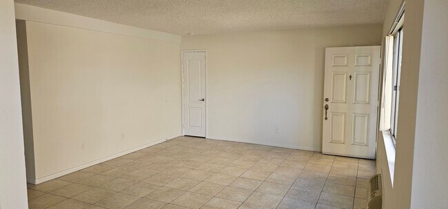 Building Photo - Remodeled 2bed 1.5 bath Ground level