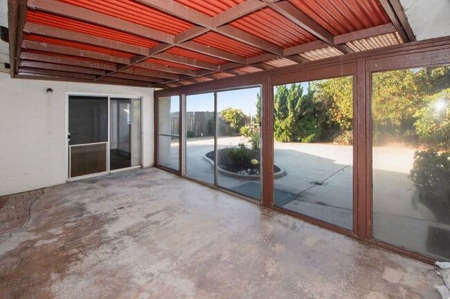 Building Photo - Available Now! Spacious 3BR, 2BA, 1,76sq.f...