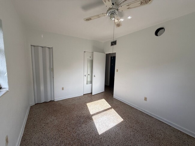 Building Photo - 3 bed 2 bath house with 1200 sf. end of ci...