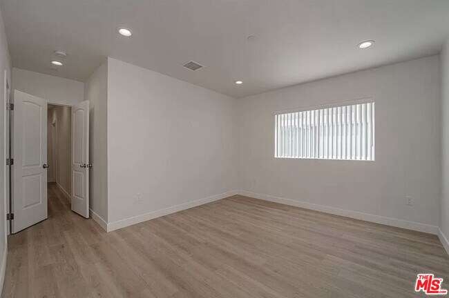 Building Photo - 204 E 29th St