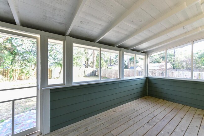 Building Photo - Super Cute Bungalow