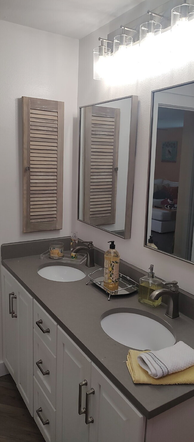 Building Photo - "Fully Furnished 2-Bedroom 2 Full Baths in New Port Richey – Your Perfect Retreat Awaits!"