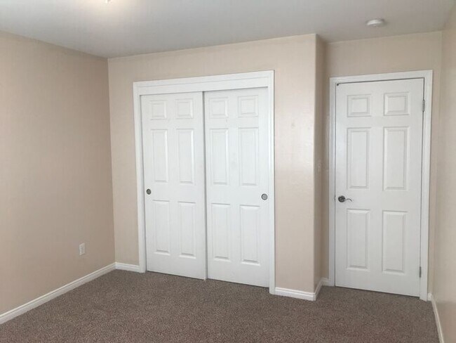 Building Photo - 4 bedroom, 2 bathroom home located near Stine Rd/ McKee Rd.