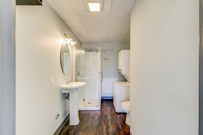 Building Photo - 1006 Houston St