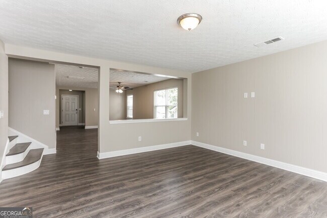 Building Photo - 2210 Valley Creek Dr
