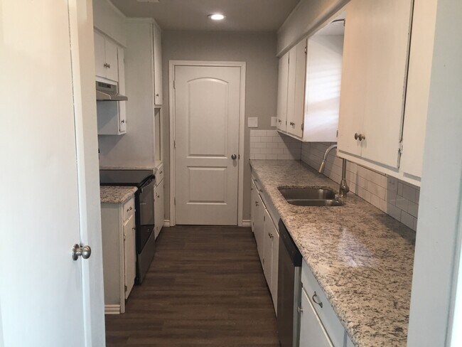 Building Photo - 407 N Carl St