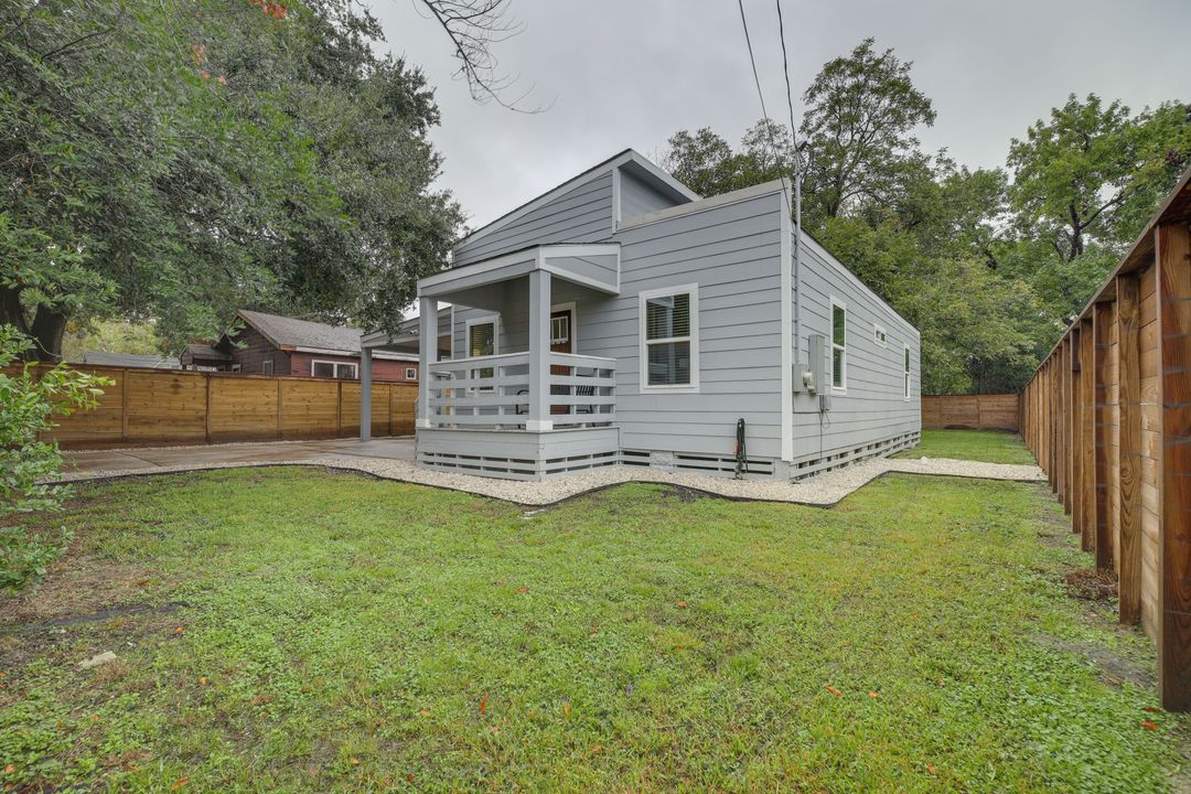 Building Photo - 3523 Bain St
