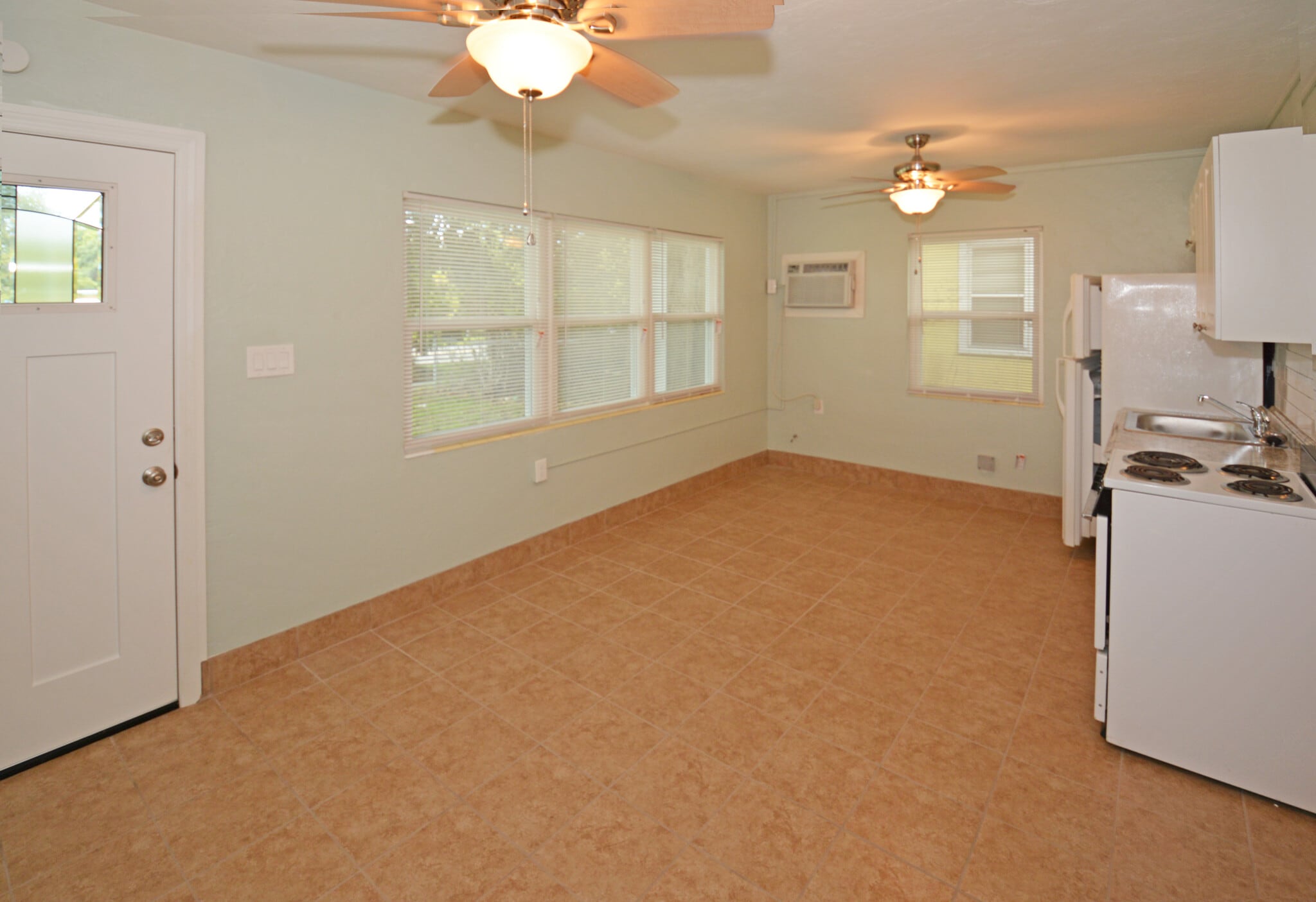 Building Photo - 5009 TANGERINE AVE S