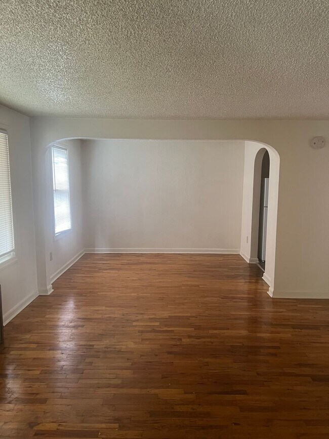 Building Photo - DwyW