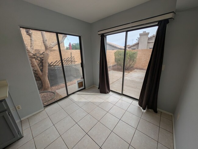 Building Photo - 3 Bedroom Patio Home in Joshua Village Nea...