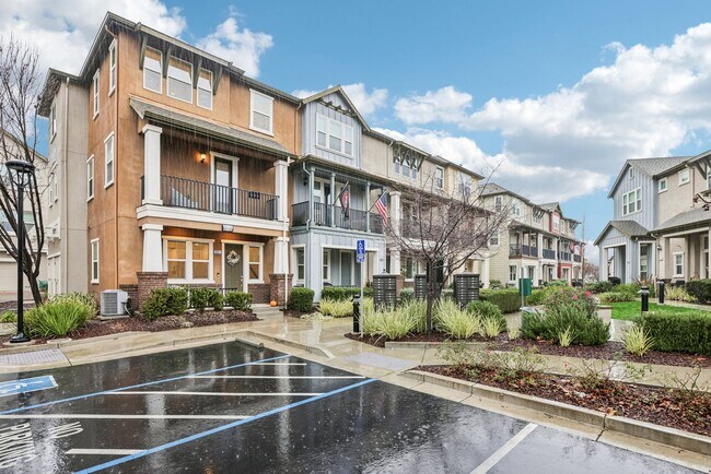Building Photo - Beautiful Corner-Unit Townhome Near Downtown – 4 Bed | 3 baths