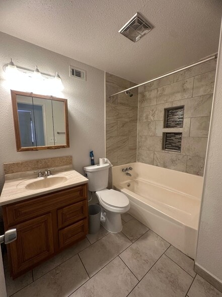 Building Photo - 1817 W La Sierra Dr