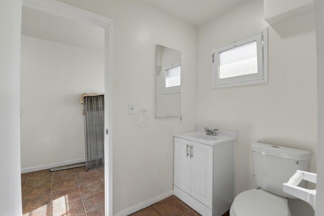 Building Photo - 18601 Keswick St