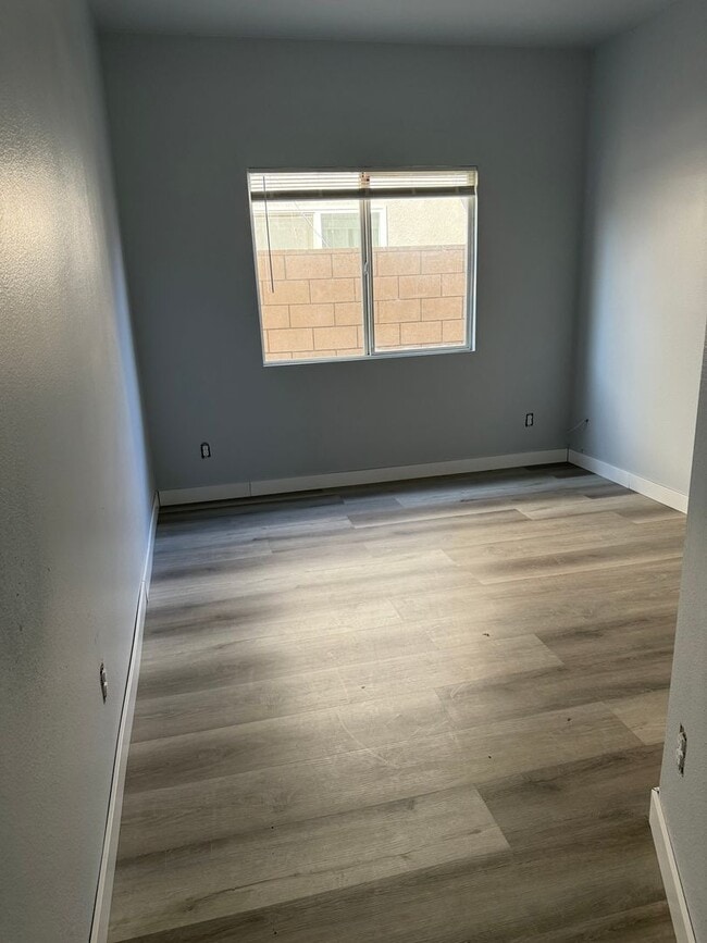 Building Photo - Move -in- Ready