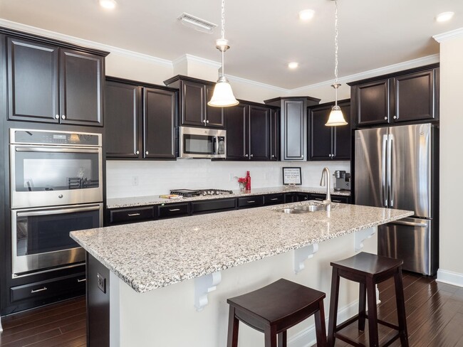 Building Photo - Gorgeous Luxury 3 Bedroom 2.5 Bath Townhom...