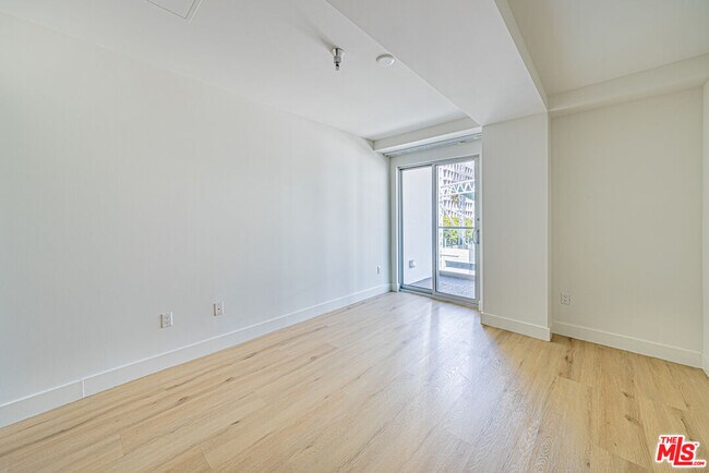 Building Photo - 702 Serrano Ave