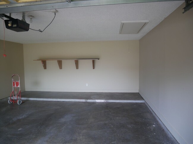 Building Photo - 2885 Waverly Dr