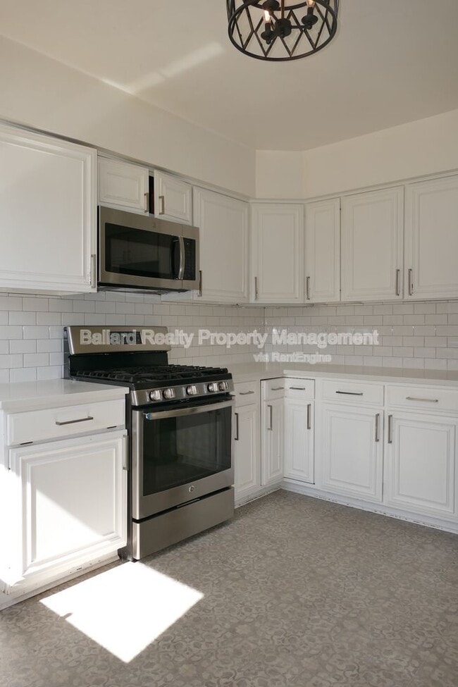 Building Photo - 3246 Conkling Pl W