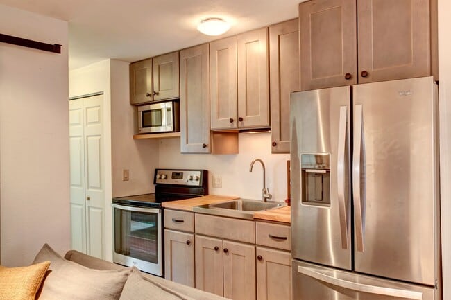 Building Photo - Downtown Breckenridge One Bedroom! Furnished,  Great natural light! 2parking spots!  Best Location